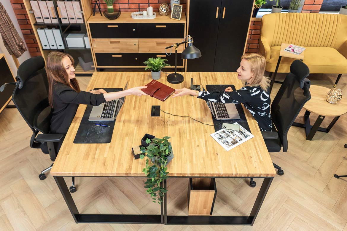 Set aus zwei Schreibtischen mit Holzplatten im Loft-Stil