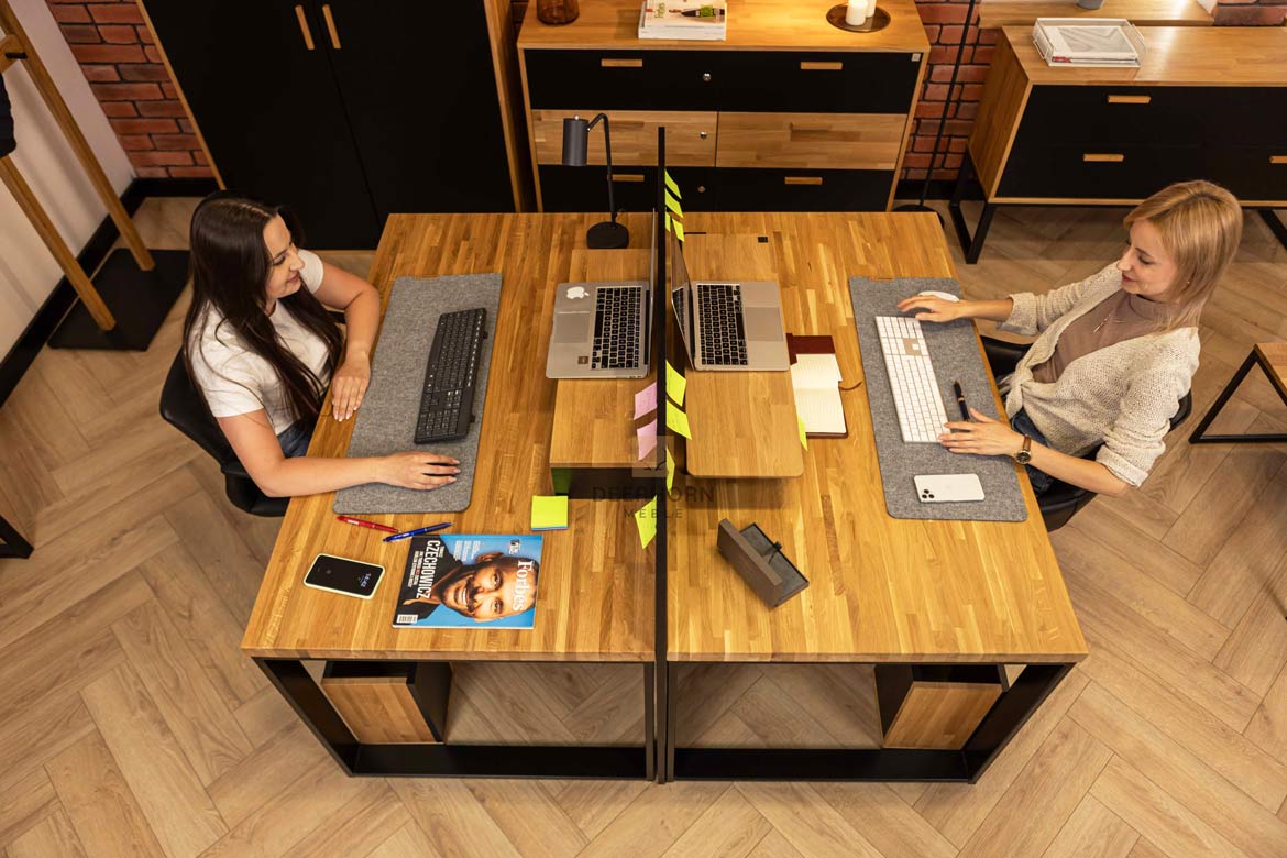 Set aus zwei Schreibtischen mit Holzplatten im Loft-Stil