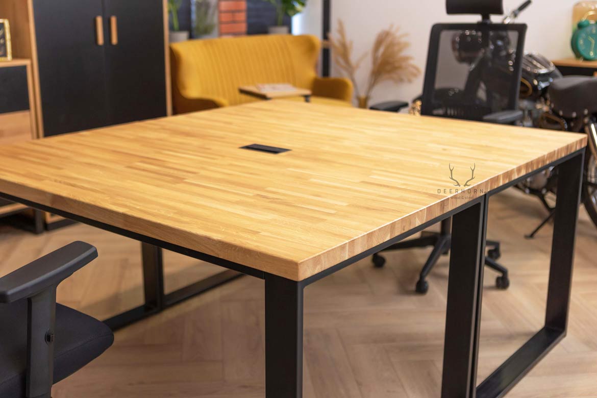 Set aus zwei Schreibtischen mit Holzplatten im Loft-Stil