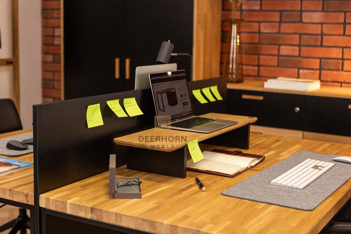 Set aus zwei Schreibtischen mit Holzplatten im Loft-Stil