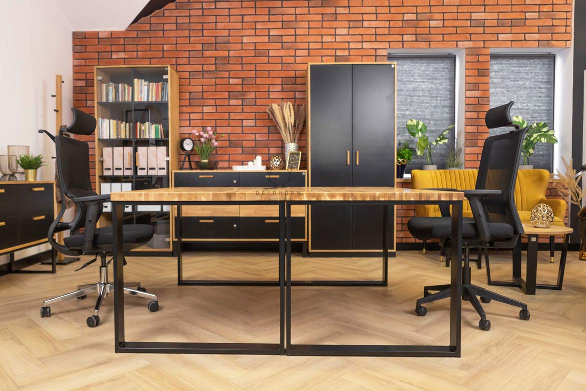 Set aus zwei Schreibtischen mit Holzplatten im Loft-Stil