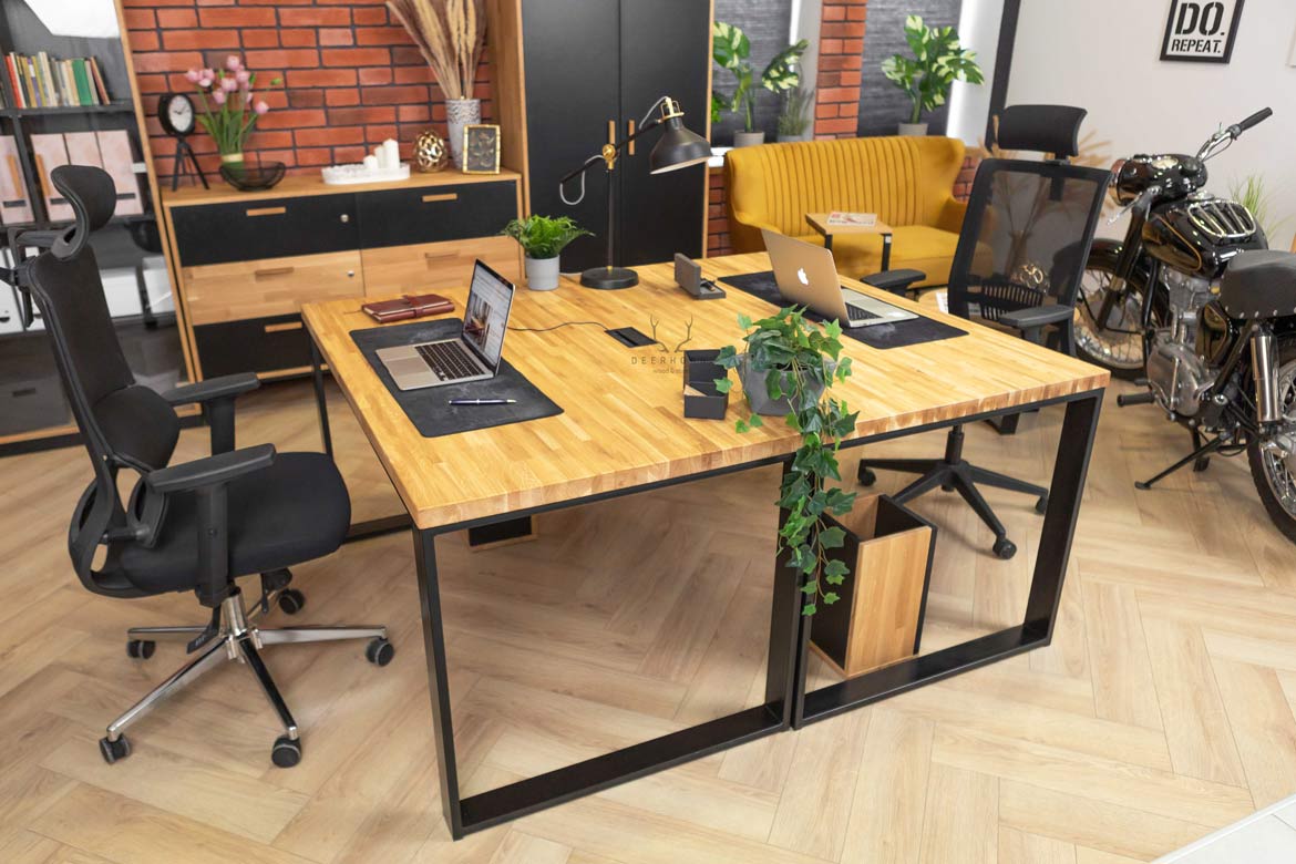 Set aus zwei Schreibtischen mit Holzplatten im Loft-Stil