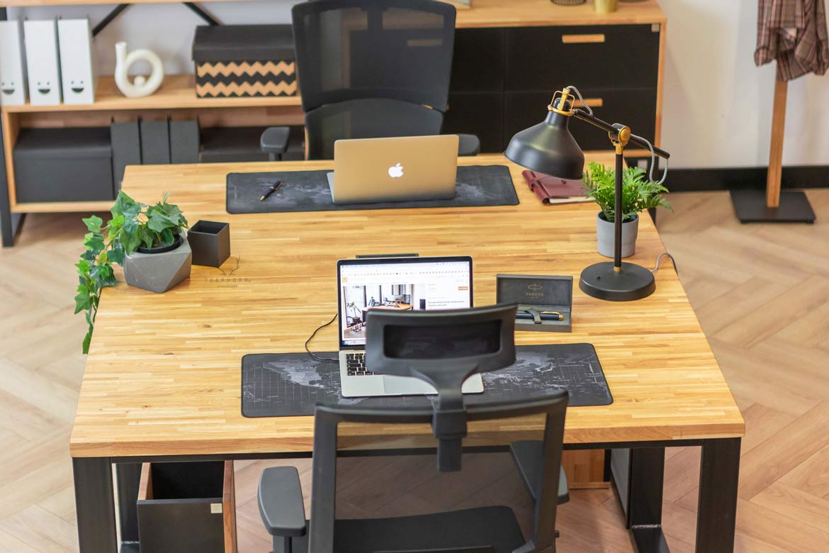 Set aus zwei Schreibtischen mit Holzplatten im Loft-Stil