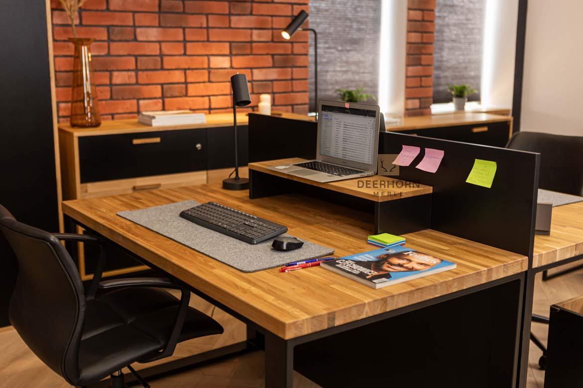 Set aus zwei Schreibtischen mit Holzplatten im Loft-Stil