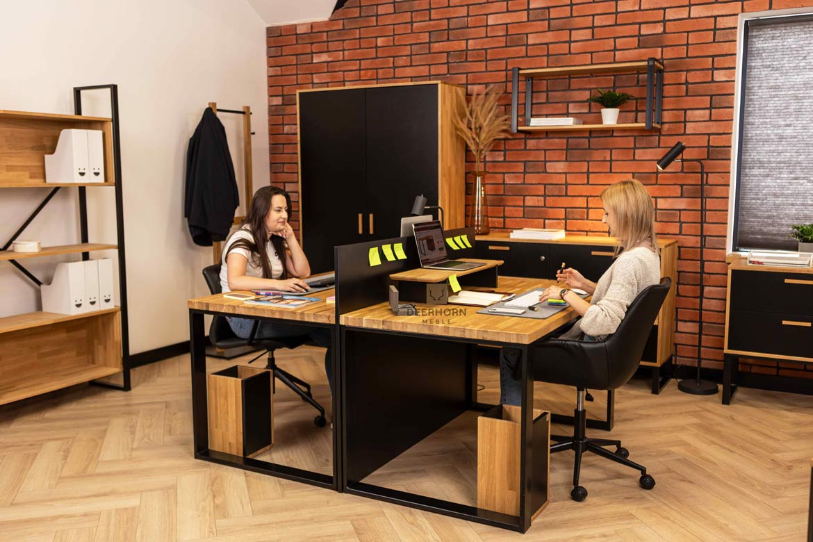Set aus zwei Schreibtischen mit Holzplatten im Loft-Stil
