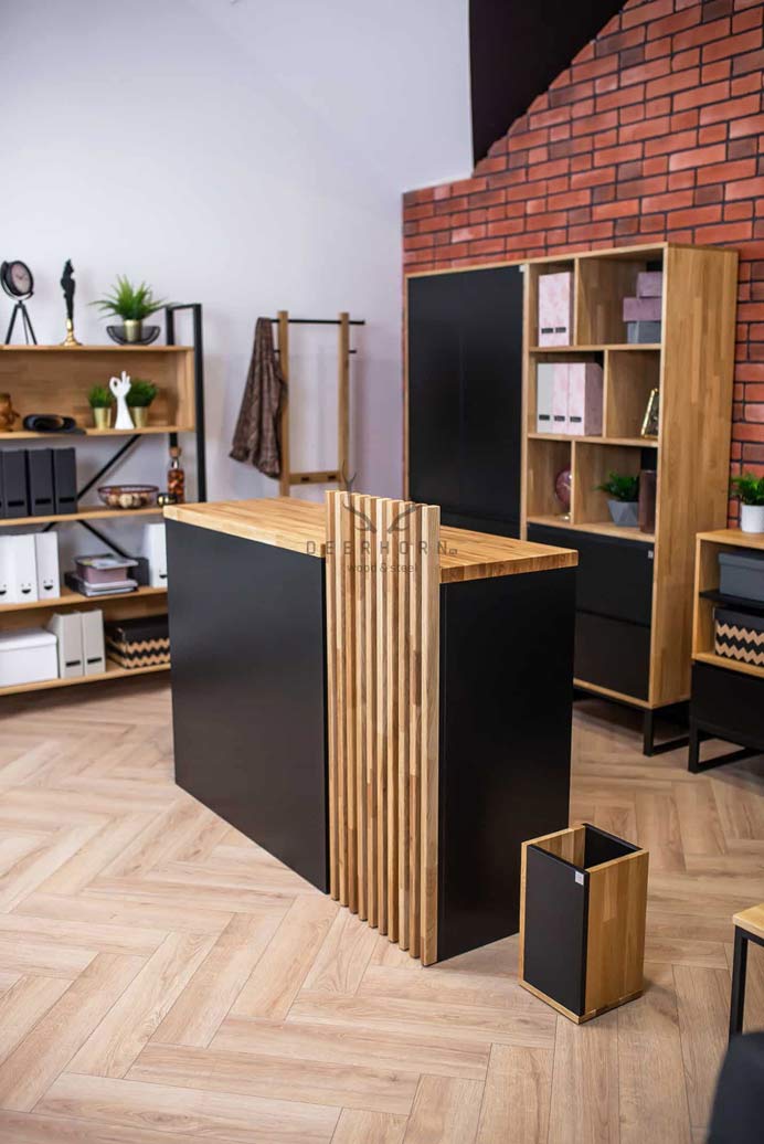 Kleiner Empfangstresen mit Lamellen. Moderner Loft-Empfangstresen