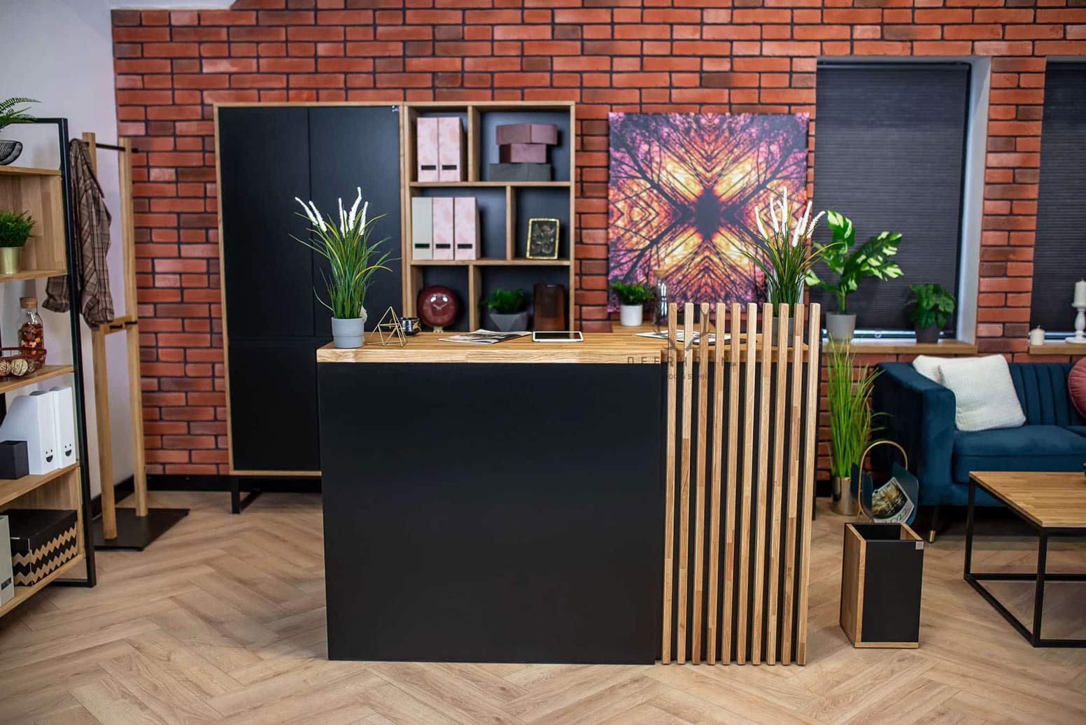 Kleiner Empfangstresen mit Lamellen. Moderner Loft-Empfangstresen