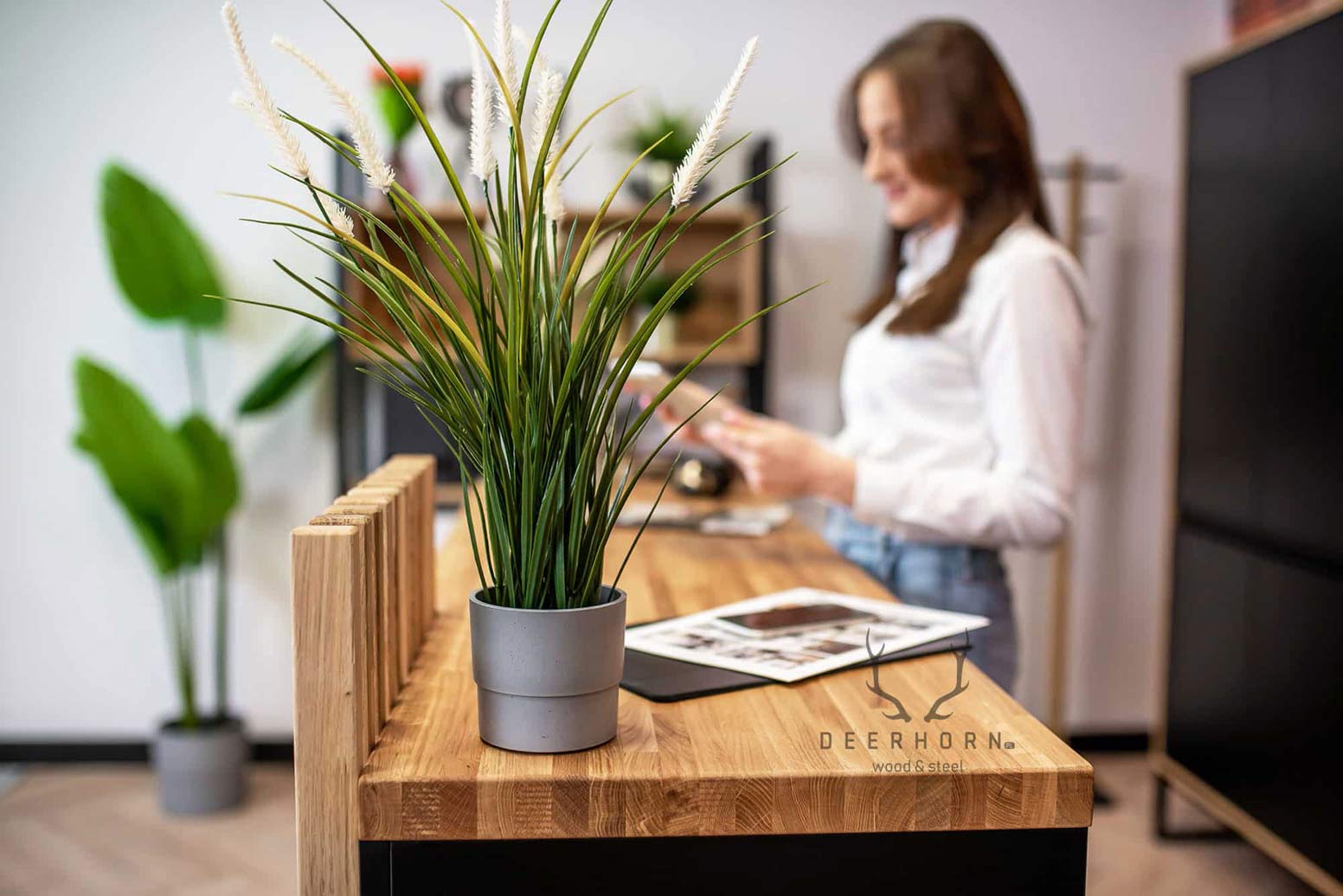Kleiner Empfangstresen mit Lamellen. Moderner Loft-Empfangstresen