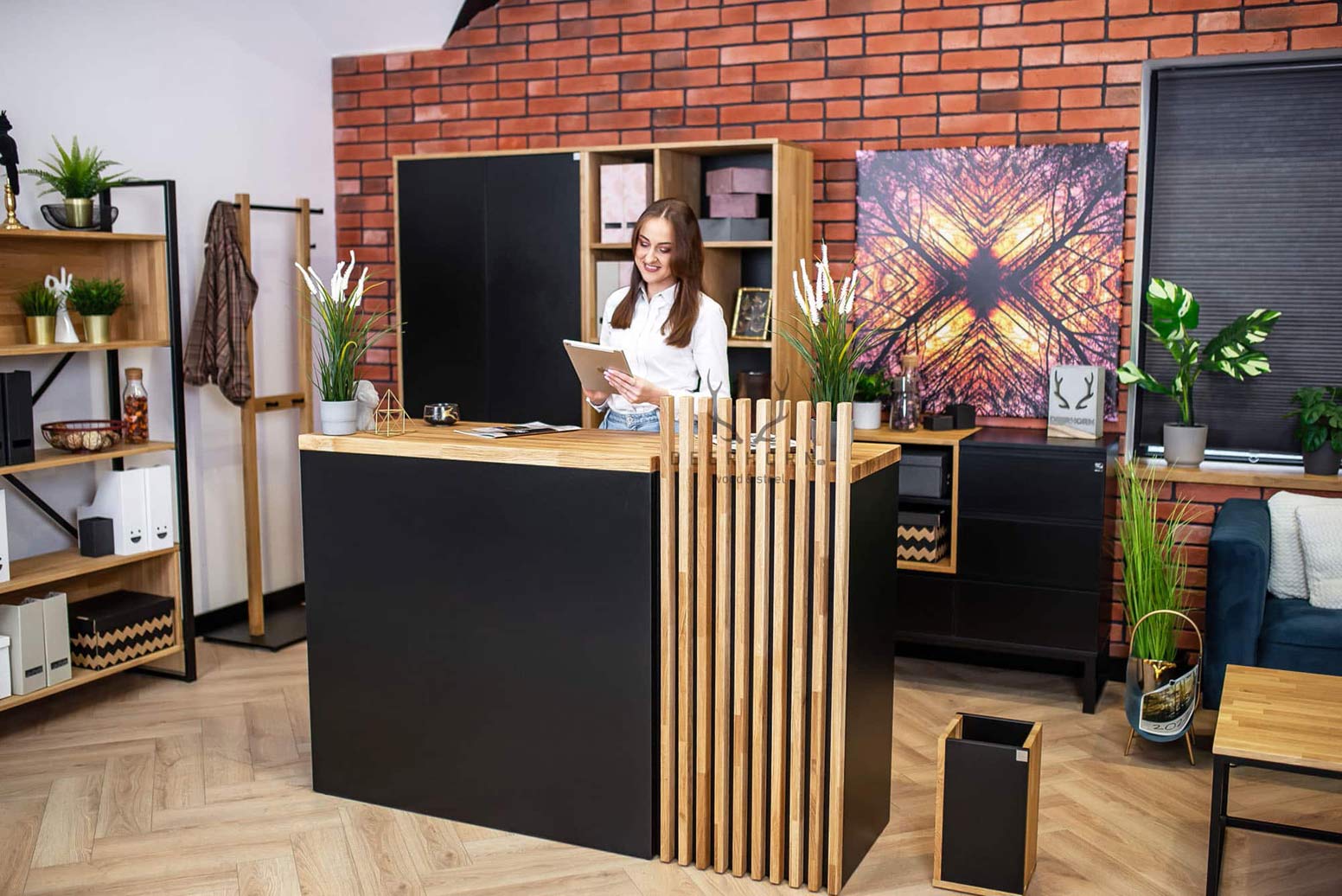 Kleiner Empfangstresen mit Lamellen. Moderner Loft-Empfangstresen