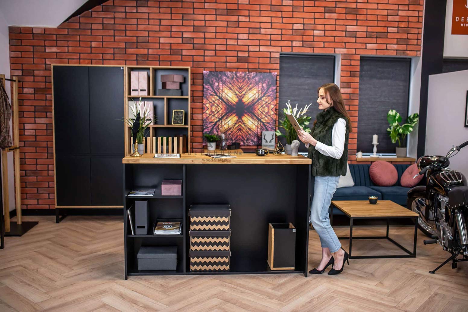 Kleiner Empfangstresen mit Lamellen. Moderner Loft-Empfangstresen