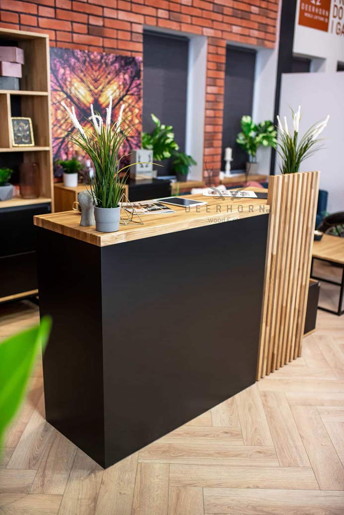 Kleiner Empfangstresen mit Lamellen. Moderner Loft-Empfangstresen