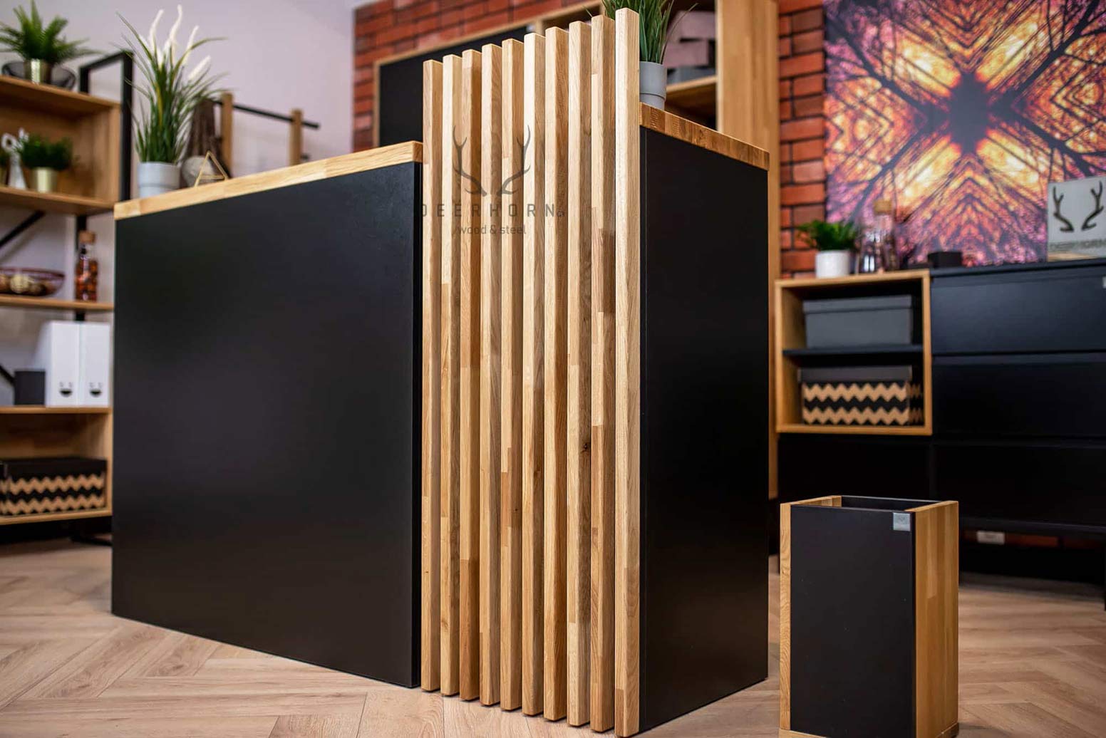 Kleiner Empfangstresen mit Lamellen. Moderner Loft-Empfangstresen