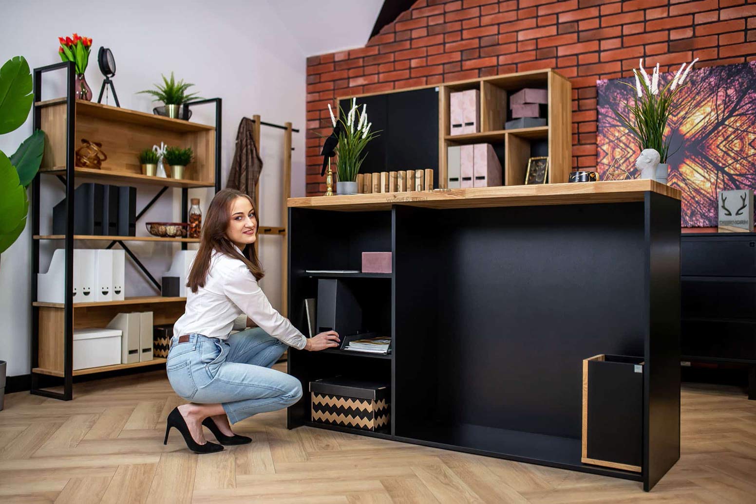 Kleiner Empfangstresen mit Lamellen. Moderner Loft-Empfangstresen