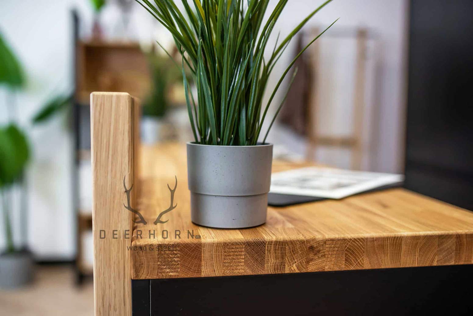 Kleiner Empfangstresen mit Lamellen. Moderner Loft-Empfangstresen
