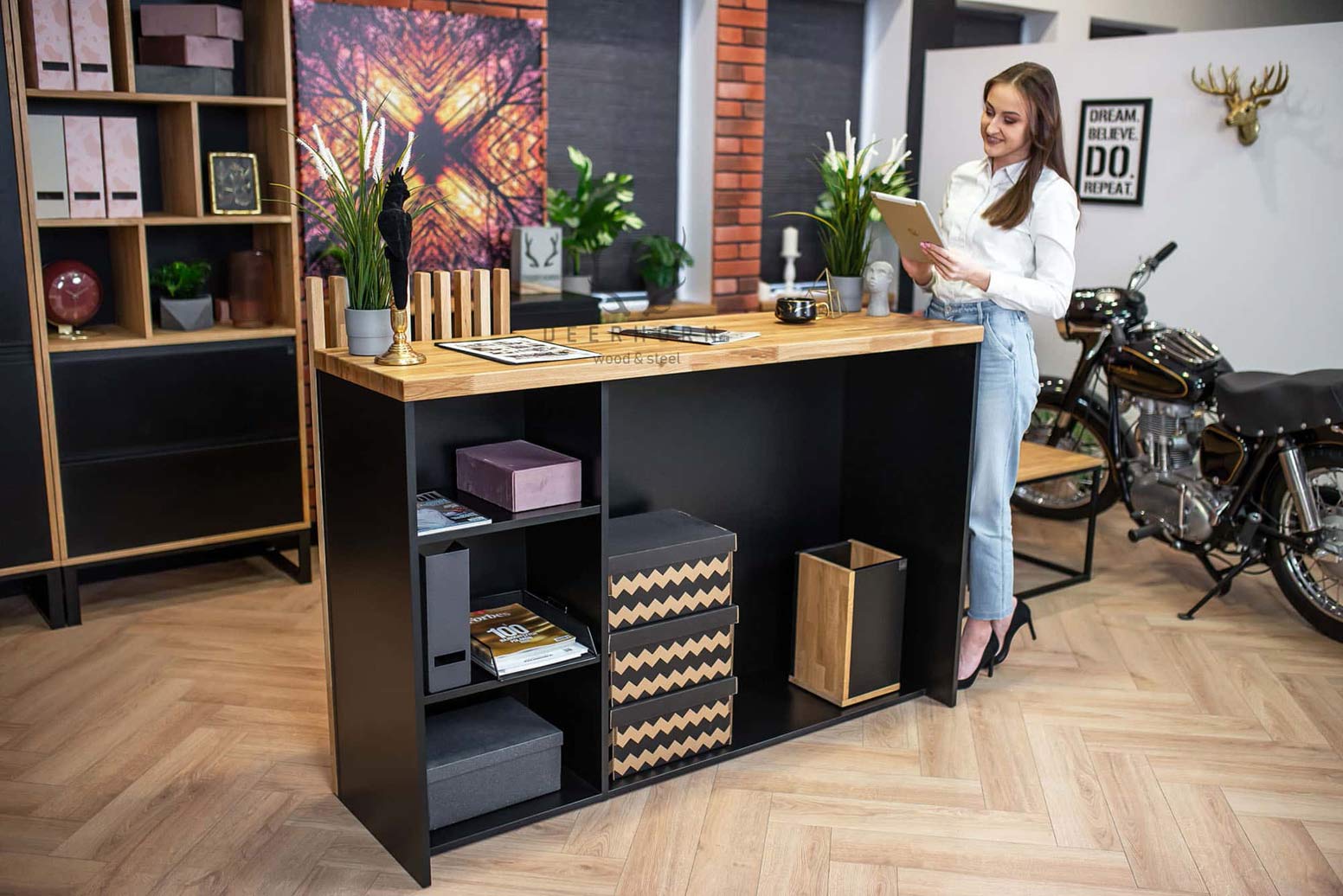 Kleiner Empfangstresen mit Lamellen. Moderner Loft-Empfangstresen