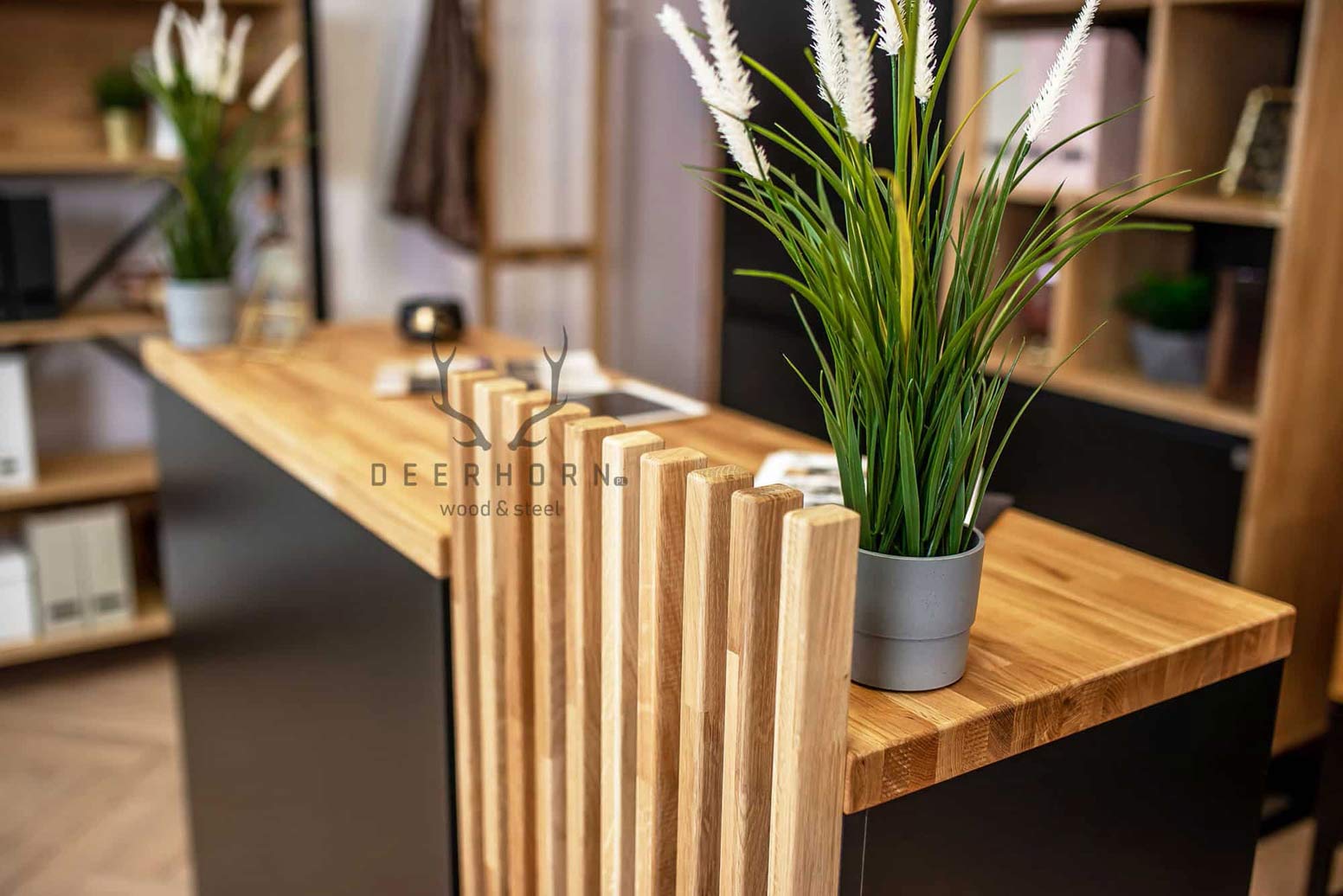 Kleiner Empfangstresen mit Lamellen. Moderner Loft-Empfangstresen