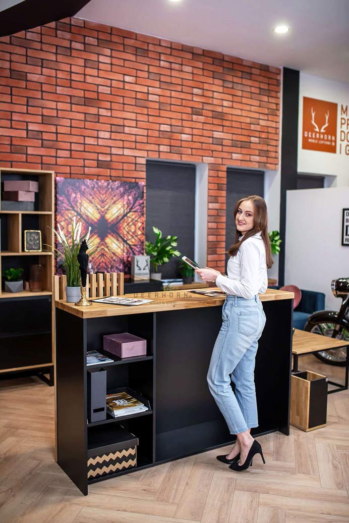 Kleiner Empfangstresen mit Lamellen. Moderner Loft-Empfangstresen