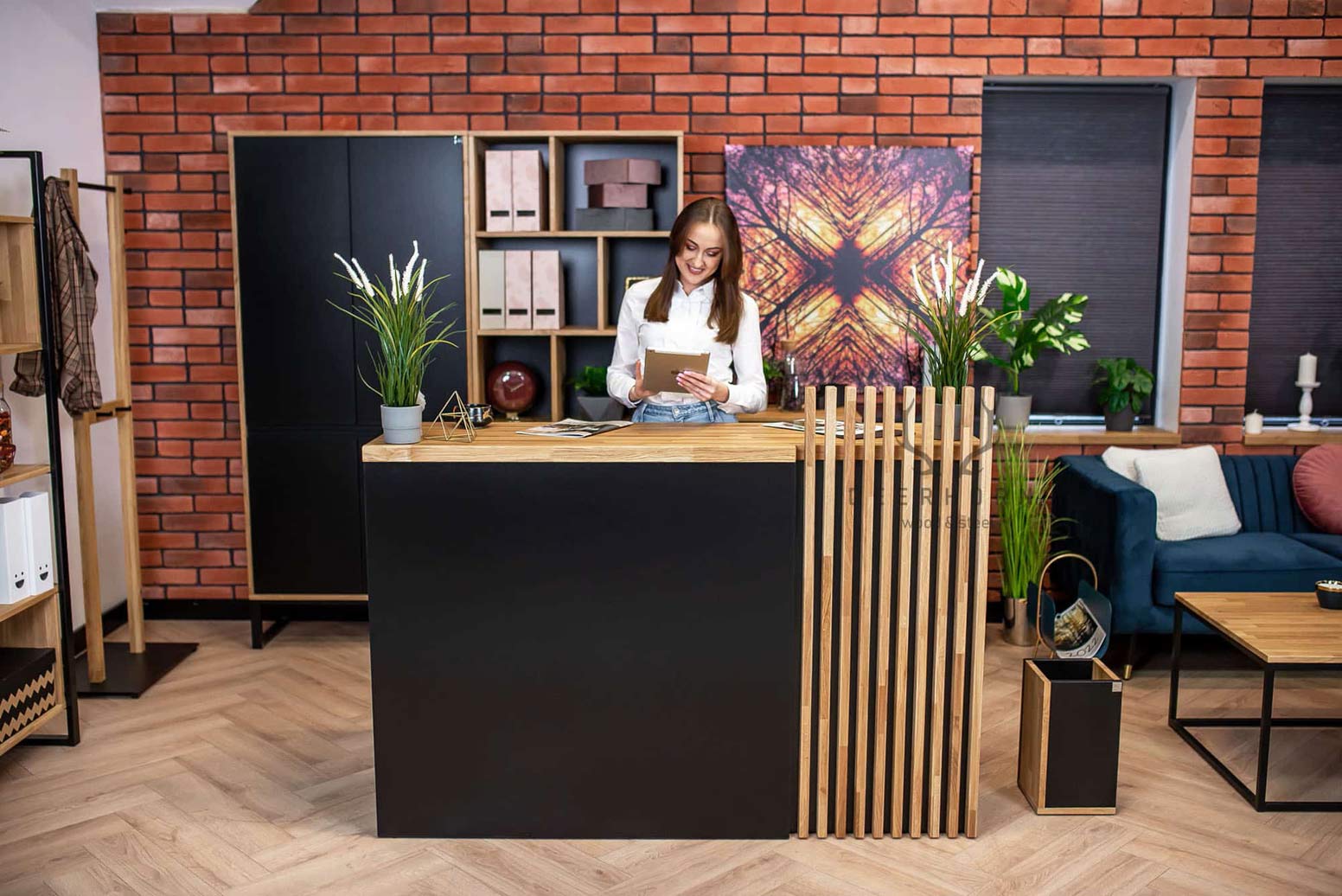 Kleiner Empfangstresen mit Lamellen. Moderner Loft-Empfangstresen