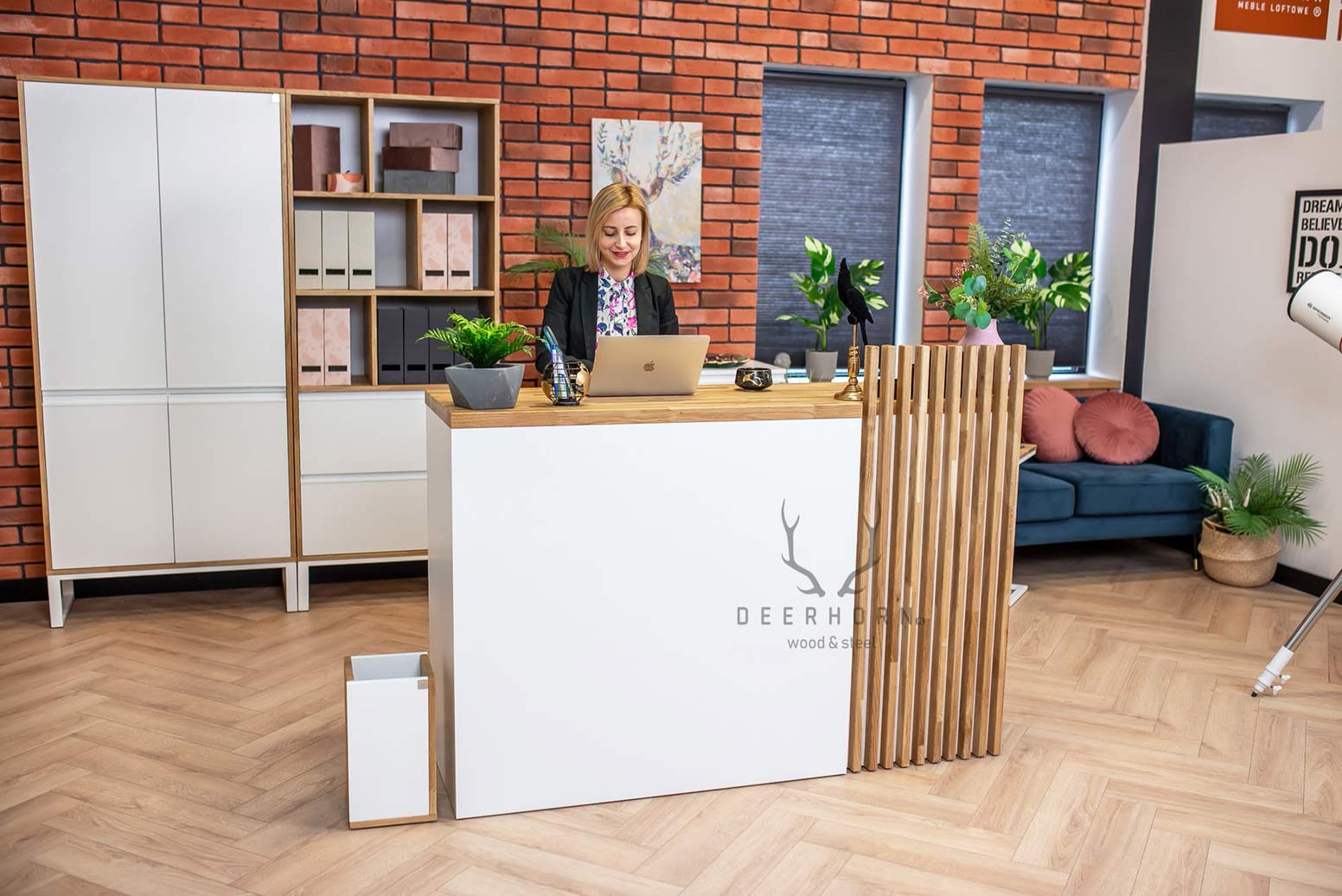 Weißer moderner Empfangstresen mit Lamellen klein
