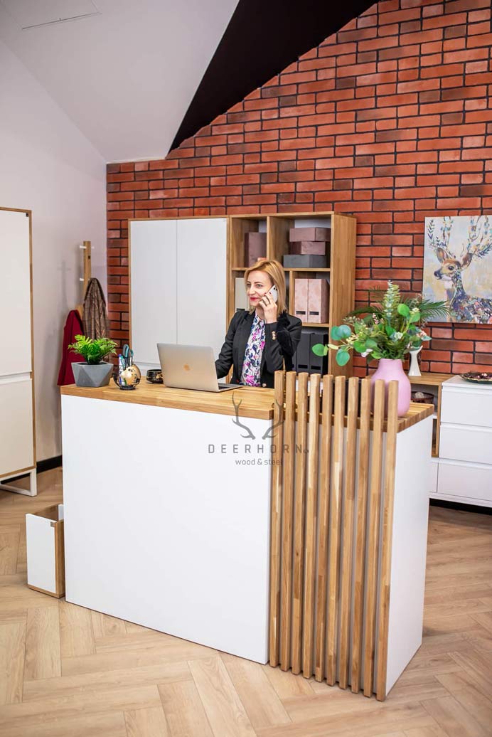 Weißer moderner Empfangstresen mit Lamellen klein