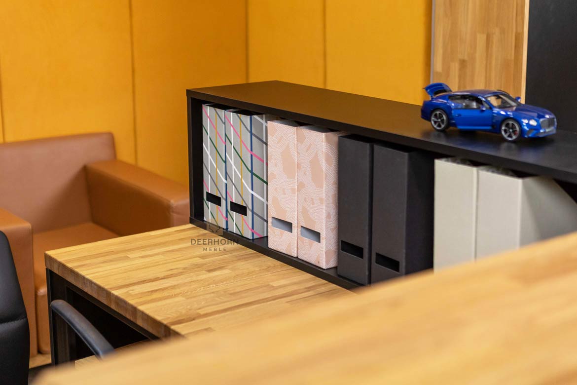 Schwarzer Empfangstresen aus Holz im modernen Stil