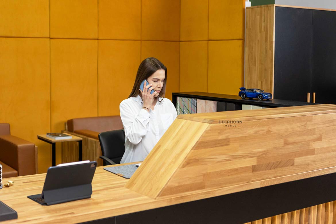 Schwarzer Empfangstresen aus Holz im modernen Stil