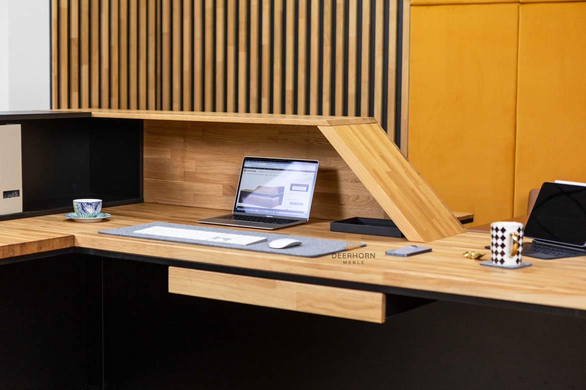 Schwarzer Empfangstresen aus Holz im modernen Stil