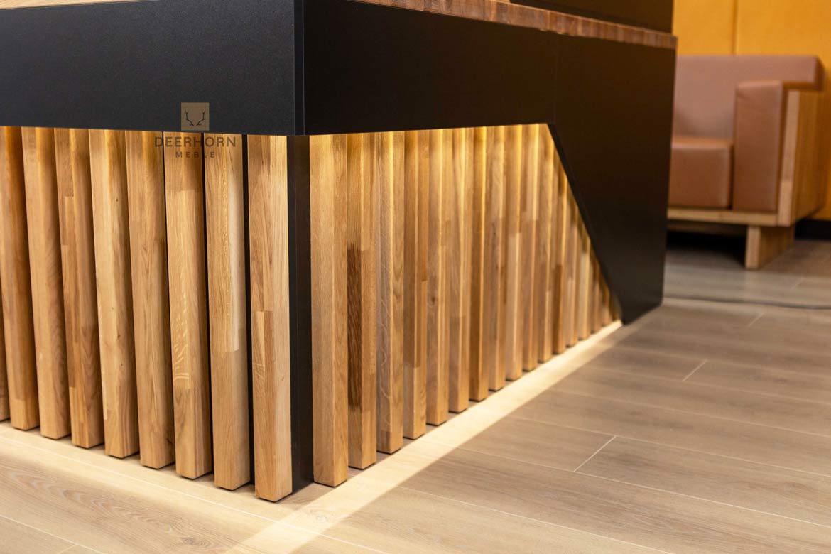 Schwarzer Empfangstresen aus Holz im modernen Stil