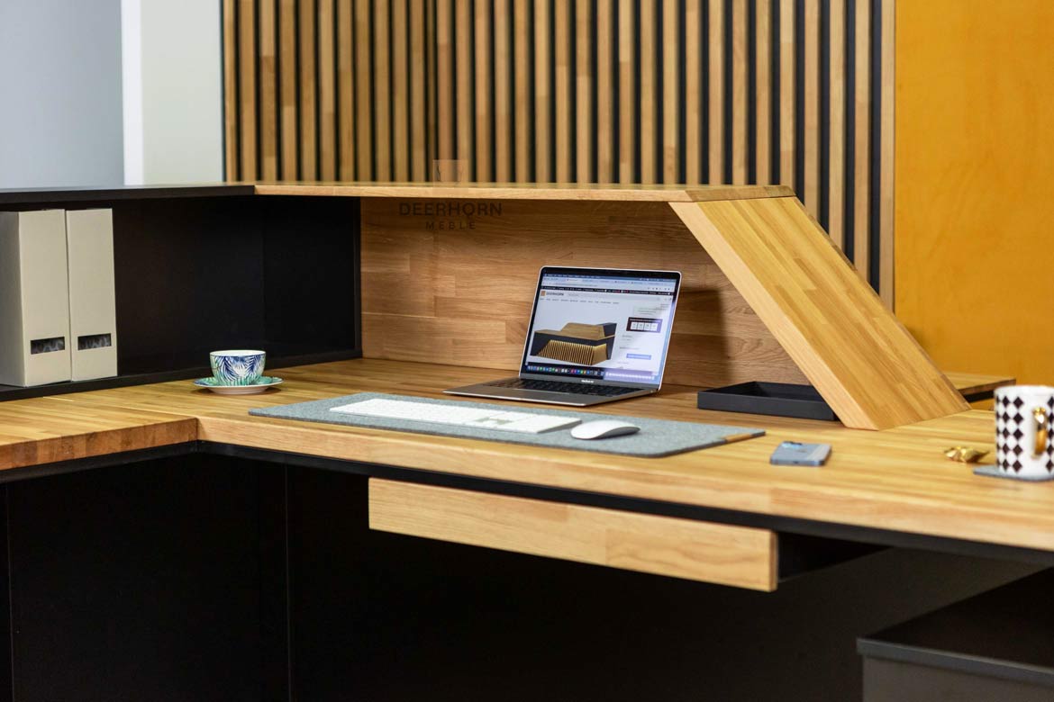 Schwarzer Empfangstresen aus Holz im modernen Stil