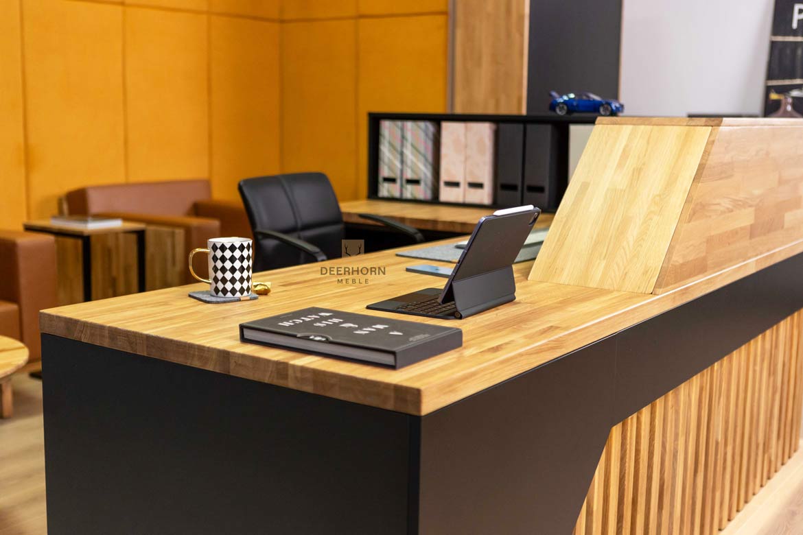 Schwarzer Empfangstresen aus Holz im modernen Stil