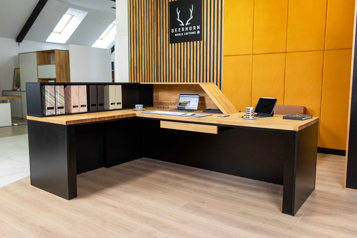 Schwarzer Empfangstresen aus Holz im modernen Stil