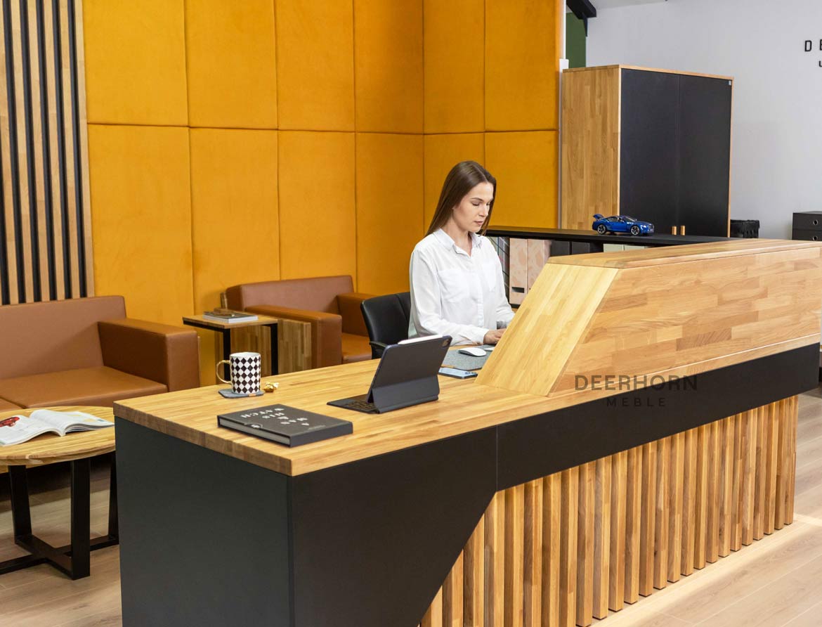 Schwarzer Empfangstresen aus Holz im modernen Stil