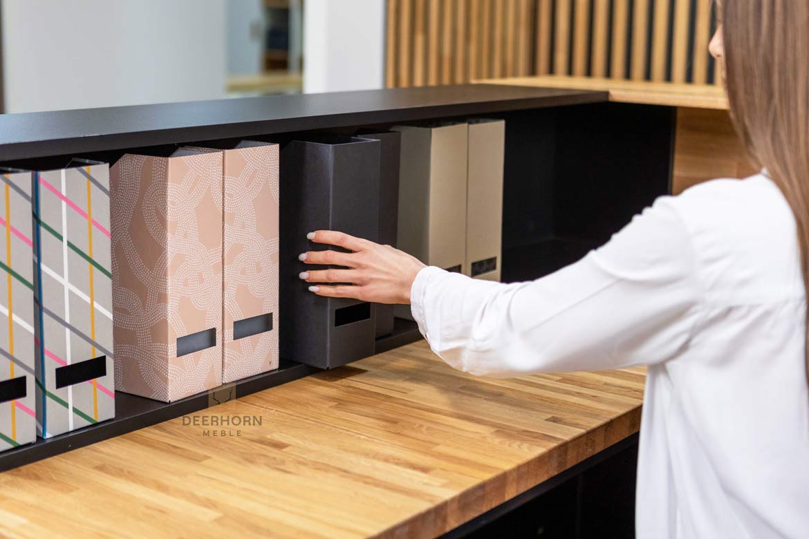 Schwarzer Empfangstresen aus Holz im modernen Stil