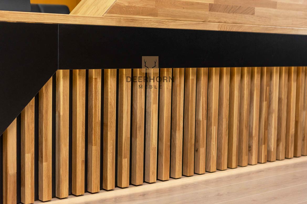 Schwarzer Empfangstresen aus Holz im modernen Stil