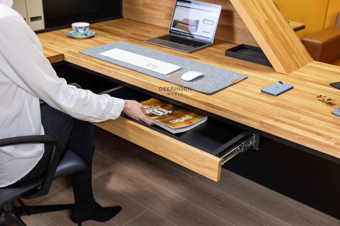 Schwarzer Empfangstresen aus Holz im modernen Stil