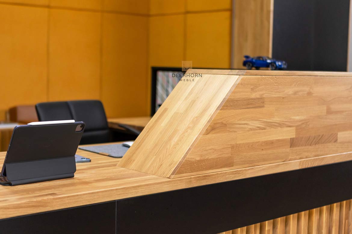 Schwarzer Empfangstresen aus Holz im modernen Stil