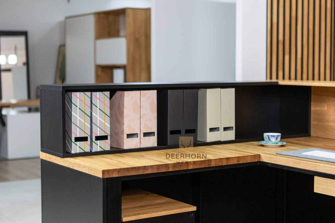 Schwarzer Empfangstresen aus Holz im modernen Stil