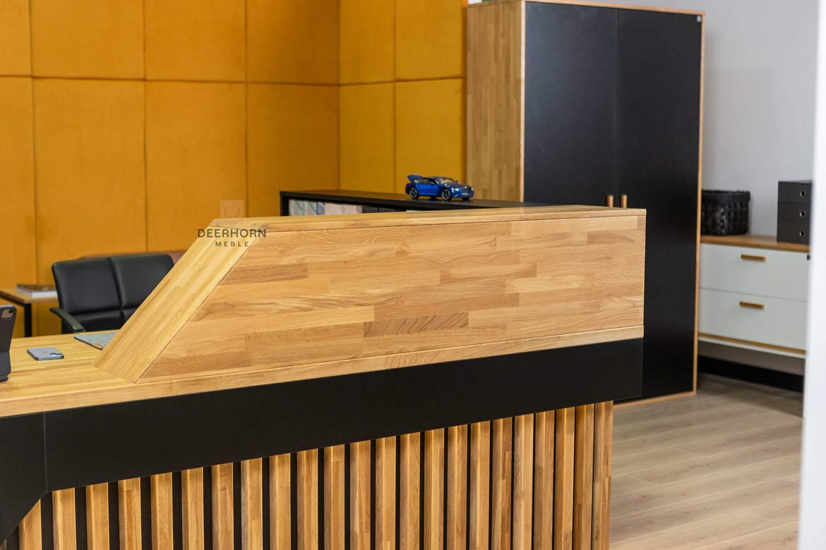 Schwarzer Empfangstresen aus Holz im modernen Stil