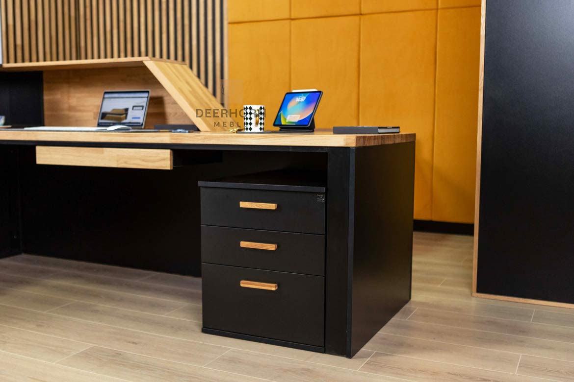 Schwarzer Empfangstresen aus Holz im modernen Stil