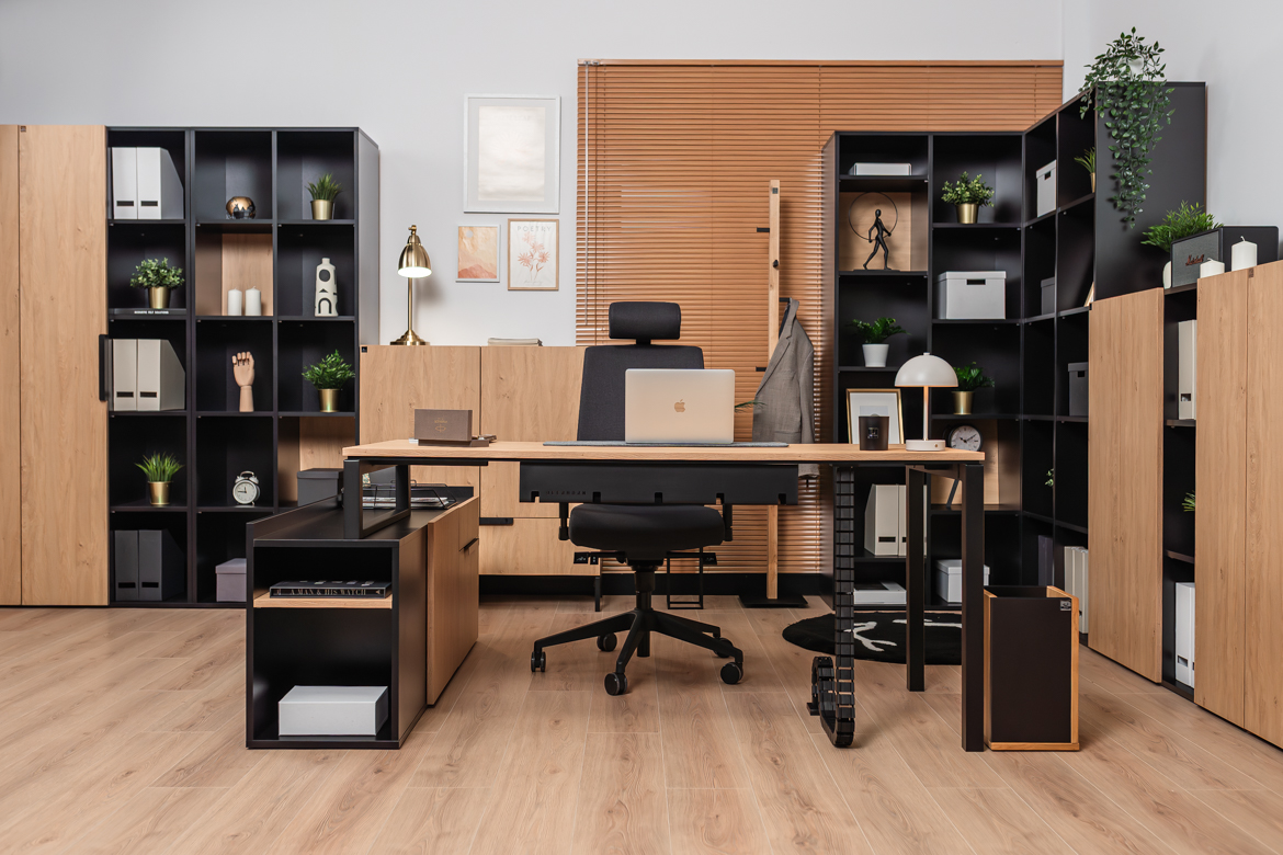 Eckschreibtisch mit Einbauschrank für kleine und mittlere Büroräume