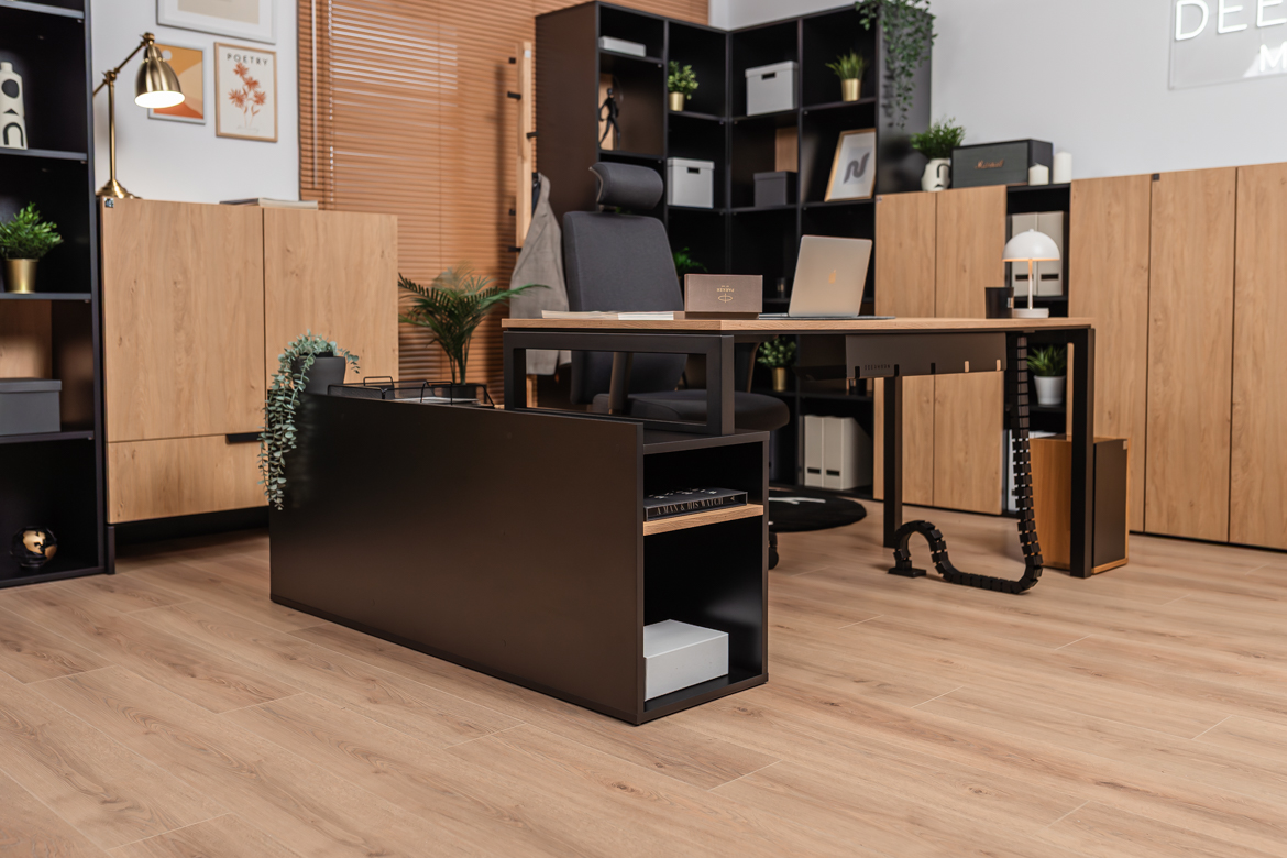Eckschreibtisch mit Einbauschrank für kleine und mittlere Büroräume