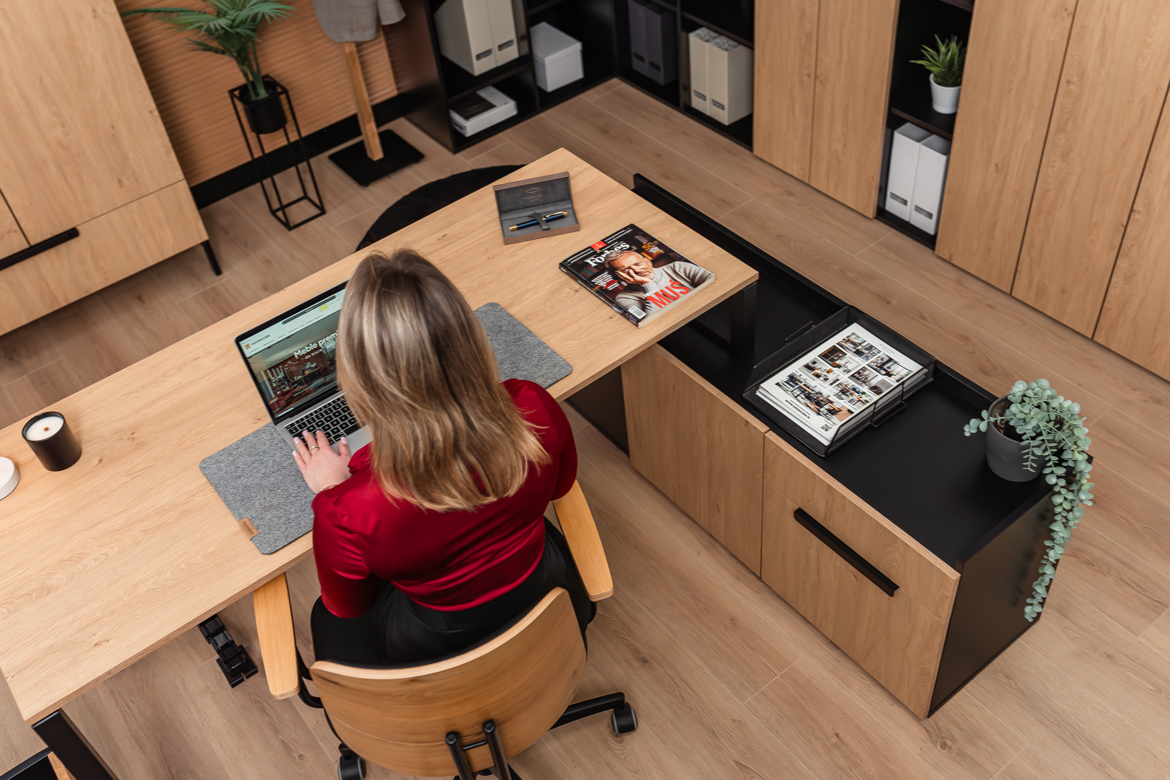 Eckschreibtisch mit Einbauschrank für kleine und mittlere Büroräume