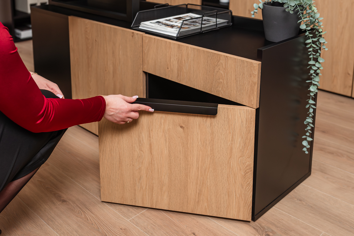 Eckschreibtisch mit Einbauschrank für kleine und mittlere Büroräume