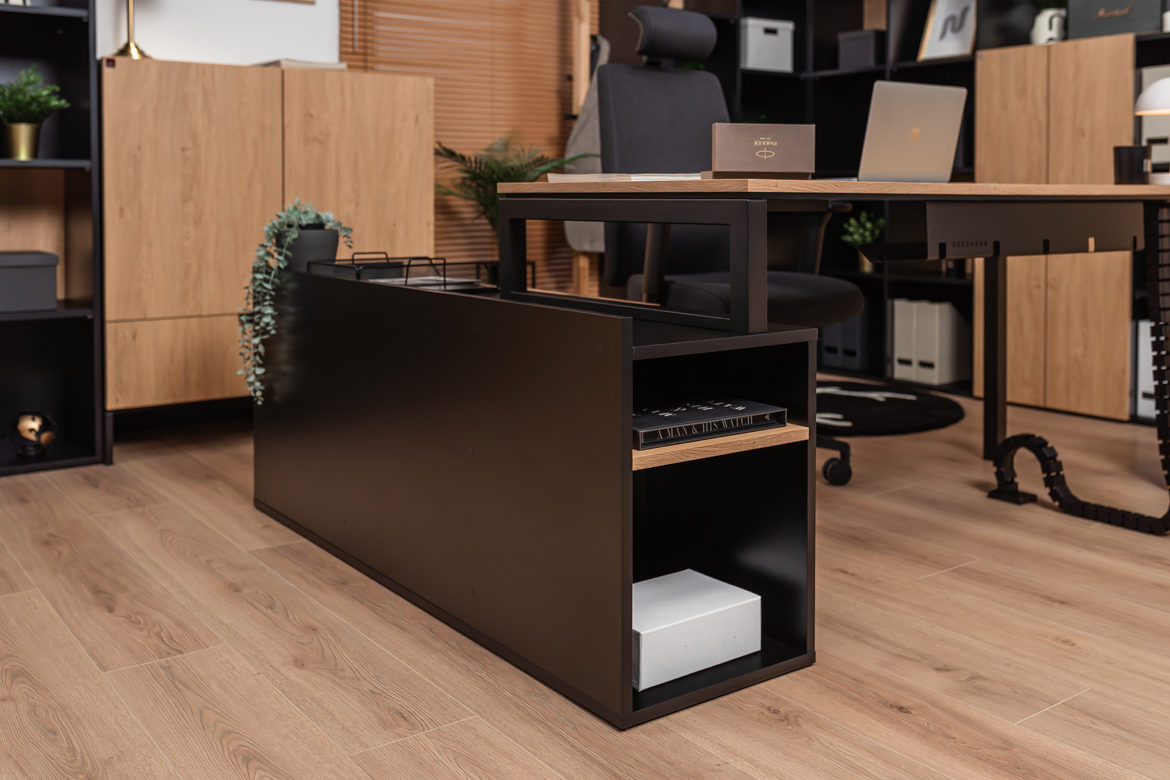Eckschreibtisch mit Einbauschrank für kleine und mittlere Büroräume