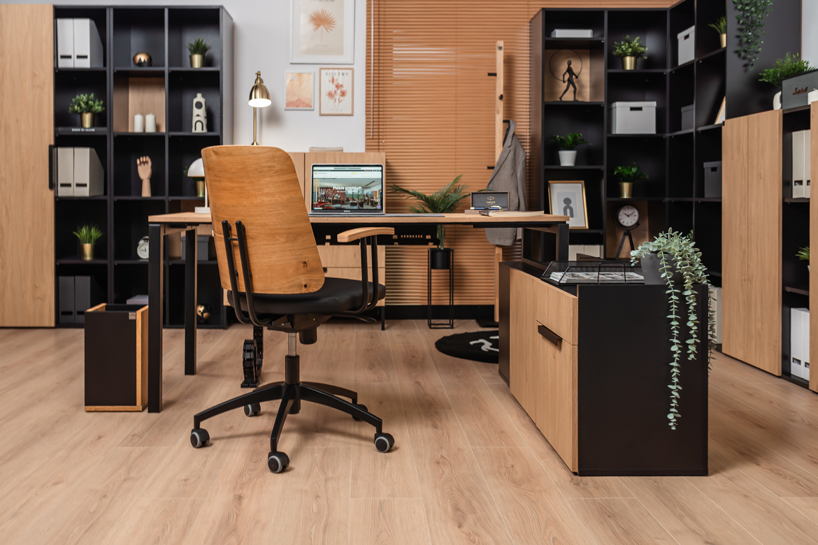 Eckschreibtisch mit Einbauschrank für kleine und mittlere Büroräume