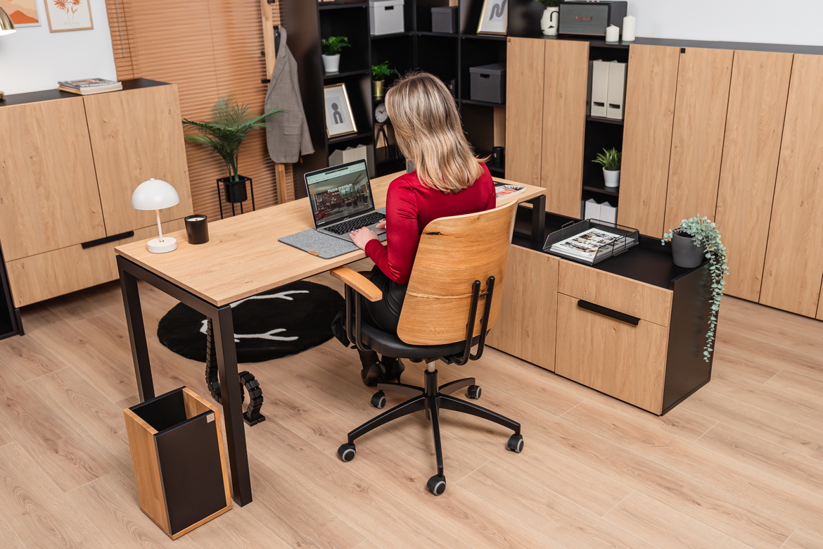 Eckschreibtisch mit Einbauschrank für kleine und mittlere Büroräume