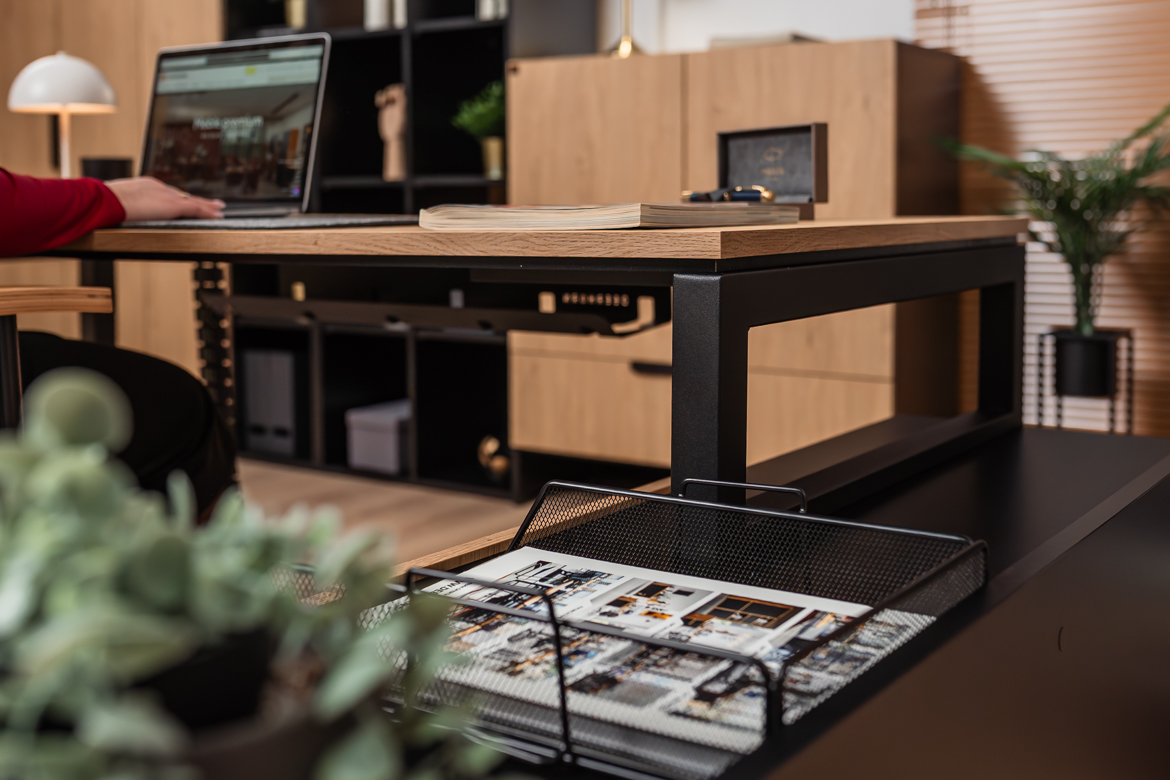 Eckschreibtisch mit Einbauschrank für kleine und mittlere Büroräume