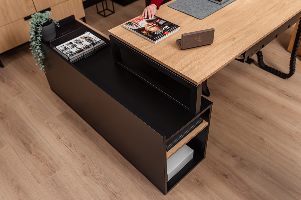 Eckschreibtisch mit Einbauschrank für kleine und mittlere Büroräume