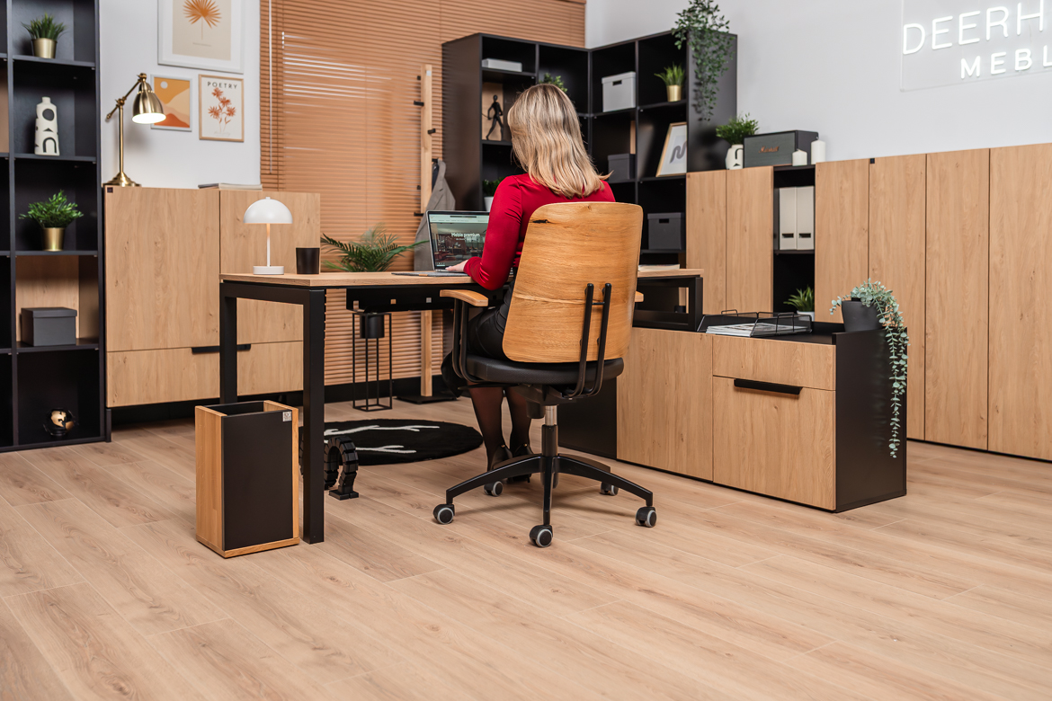 Eckschreibtisch mit Einbauschrank für kleine und mittlere Büroräume