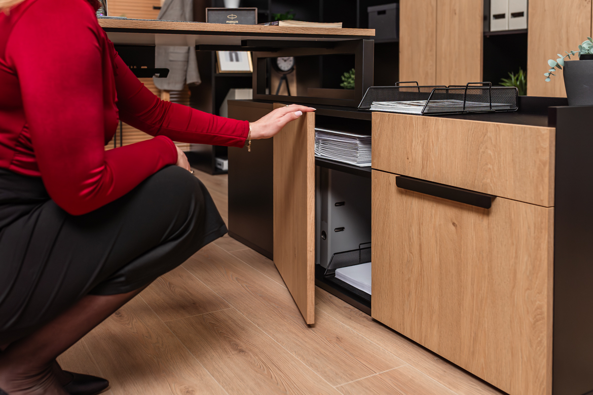 Eckschreibtisch mit Einbauschrank für kleine und mittlere Büroräume